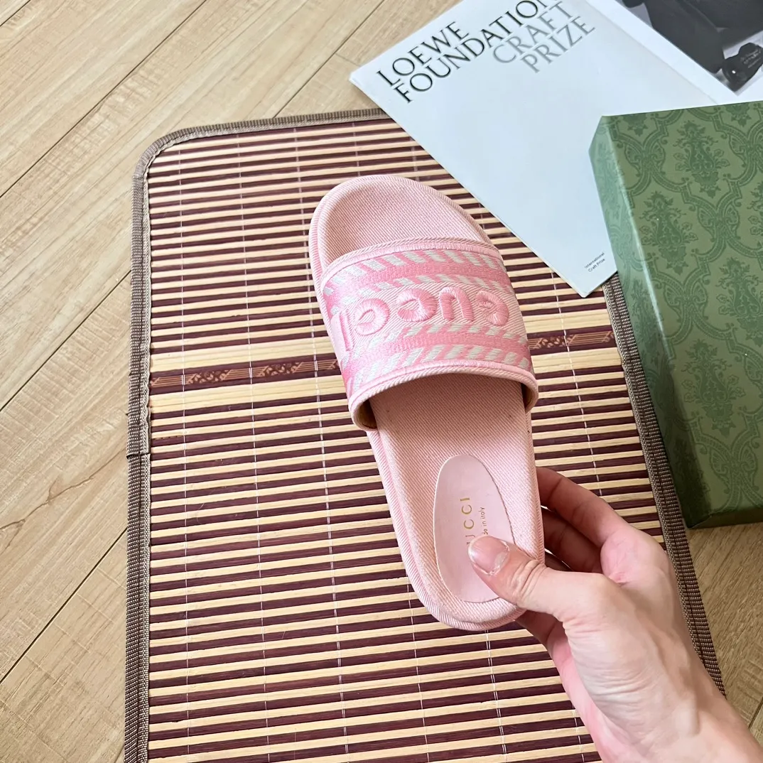 👟👟Ex-factory price 420👟👟 High-end women's shoes Gucci's latest limited edition thick-soled slippers. Top quality sale. Purchase authentic products. The material and craftsmanship are consistent with the original. Upper: original special printing process. Lining: dyed sheepskin. Outsole: Italian private model outsole. Size: 35-43M standard size. 41, 42 custom-made and non-refundable. Sole thickness: 5.5cm. Forefoot 4cm.